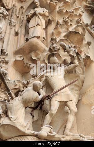 Aufwendigen Schnitzereien auf der Krippe Fassade der Sagrada Familia im Herzen von Barcelona, Spanien. Stockfoto