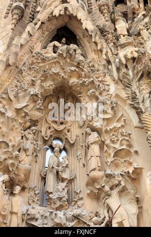 Aufwendigen Schnitzereien auf der Krippe Fassade der Sagrada Familia im Herzen von Barcelona, Spanien. Stockfoto