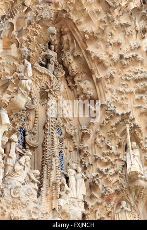 Aufwendigen Schnitzereien auf der Krippe Fassade der Sagrada Familia im Herzen von Barcelona, Spanien. Stockfoto