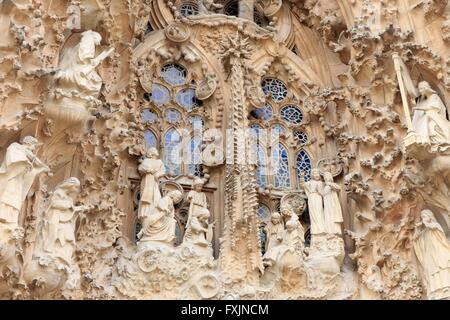 Aufwendigen Schnitzereien auf der Krippe Fassade der Sagrada Familia im Herzen von Barcelona, Spanien. Stockfoto