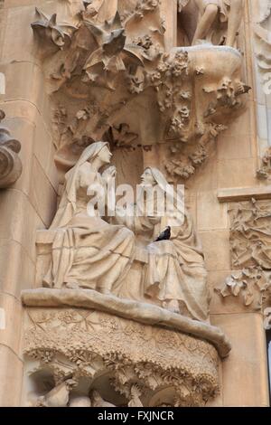 Aufwendigen Schnitzereien auf der Krippe Fassade der Sagrada Familia im Herzen von Barcelona, Spanien. Stockfoto