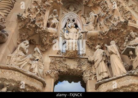 Aufwendigen Schnitzereien auf der Krippe Fassade der Sagrada Familia im Herzen von Barcelona, Spanien. Stockfoto