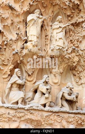 Aufwendigen Schnitzereien auf der Krippe Fassade der Sagrada Familia im Herzen von Barcelona, Spanien. Stockfoto