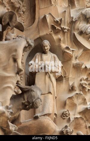 Aufwendigen Schnitzereien auf der Krippe Fassade der Sagrada Familia im Herzen von Barcelona, Spanien. Stockfoto