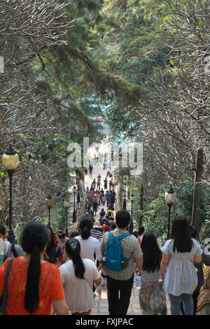 Besucher, die hinunter die Treppe des Wat Phra, die Doi Suthep Tempel in der Nähe von Chiang Mai - Thailand Stockfoto