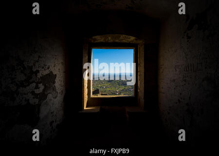 Gerahmte Fenster mit Blick auf Castelo de Vide, Portugal, Portugal. Stockfoto