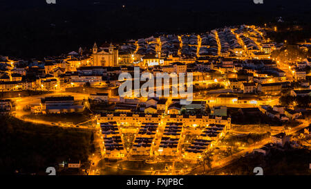 Santa Maria da Devesa & Castelo de Vide nachts Stockfoto