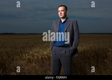 junger Mann stand draußen im Lande Stockfoto