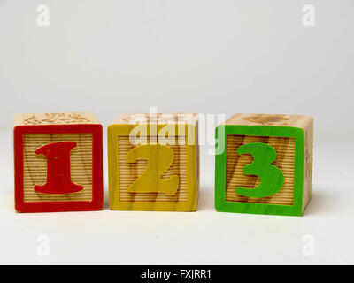 Kid es Bausteine Schreibweise des Wortes 123. Stockfoto