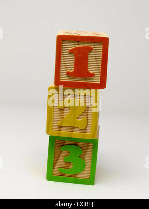 Kid es Bausteine Schreibweise des Wortes 123. Stockfoto