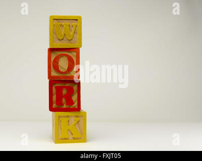 Kinder Bausteine, die das Wort Rechtschreibung arbeiten. Stockfoto