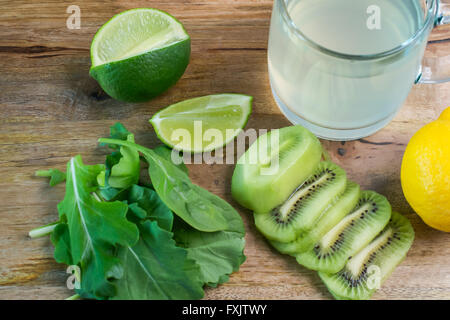 Zutaten für detox Smoothie auf Holztisch Stockfoto