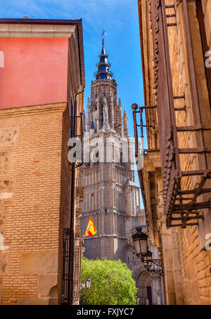 Turm der Kathedrale Spire spanische Flagge schmale Straßen mittelalterlichen Stadt Toledo Spanien.  Kathedrale begann im Jahre 1226 fertig 1493 Stockfoto