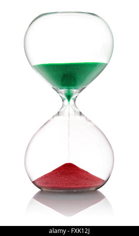 Einzelne isolierte Sanduhr mit grünen Sand Gießen in roten Haufen auf weißem Hintergrund Stockfoto