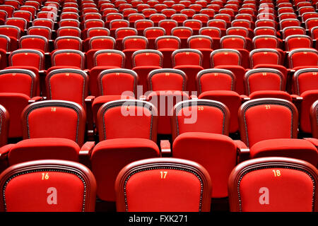 Reihen von leeren roten Samtsitze innerhalb eines Theaters Stockfoto