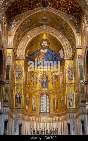 Byzantinische Mosaiken, Christus Pantokrator, unten Madonna mit Kind umgeben von Erzengeln und Apostel, Apsis und Chor, Monreale Stockfoto