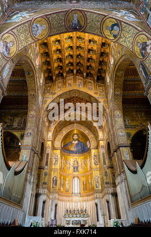 Byzantinische Mosaiken, Christus Pantokrator, unten Madonna mit Kind umgeben von Erzengeln und Apostel, Apsis und Chor, Monreale Stockfoto