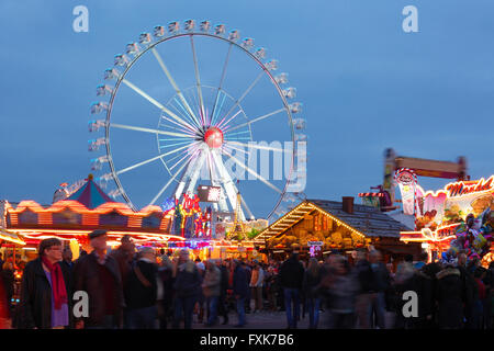 Riesenrad in der Abenddämmerung, Kirmes Bremer Freimarkt, Bremen, Deutschland Stockfoto