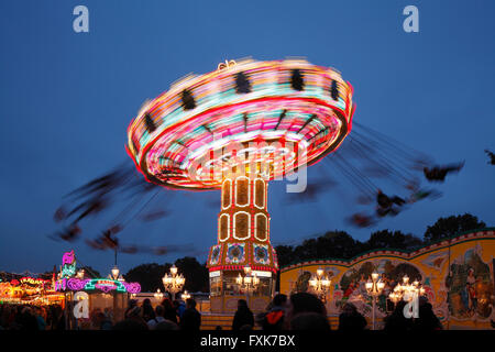 Kettenkarussell auf der Kirmes Bremer Freimarkt in der Abenddämmerung, Bremen, Deutschland Stockfoto