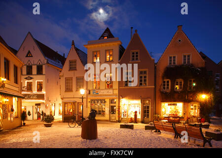 Häuser auf Stavendamm im Schnoorviertel mit Schnee in der Abenddämmerung, Bremen, Deutschland Stockfoto