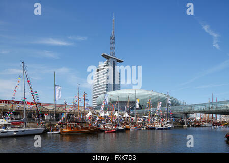 Segelboote mit bunten Fahnen, Klimahaus und Atlantic Sail City Hotel in den Rücken, Sail 2015 Festival, Bremerhaven, Bremen Stockfoto