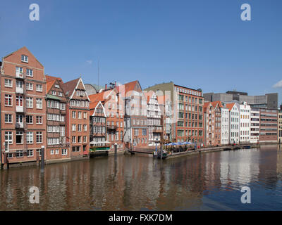 Historische Stadthäuser in der Deichstraße am Nikolaifleet-Kanal, Hamburg, Deutschland Stockfoto