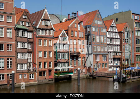 Historische Stadthäuser in der Deichstraße am Nikolaifleet-Kanal, Hamburg, Deutschland Stockfoto