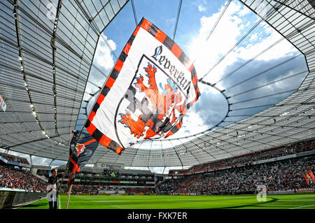 Fußball, Fußball Bundesliga, Sitzgelegenheiten mit Leverkusen Flagge, BayArena, Leverkusen, Nordrhein-Westfalen, Deutschland Stockfoto