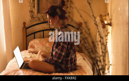 Junge Frau mit laptop Stockfoto