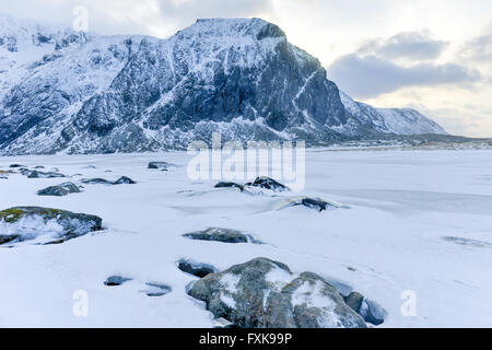 Malerischen Kiesstrand in Eggum, Lofoten-Inseln, Arktis, Norwegen, Skandinavien, Europa an einem Tag bewölkt, Winter. Stockfoto