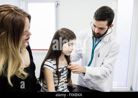 Arzt untersucht ein krankes Mädchen Stockfoto