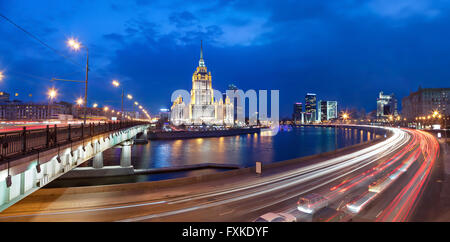 Panorama der Krasnopresnenskaya Naberezhnaya mit Novoarbatskiy Brücke und stalinistischen Wolkenkratzer Stockfoto