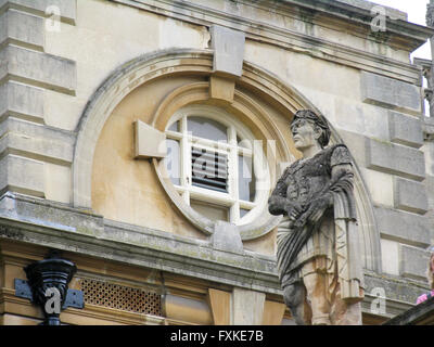 19. Jahrhundert die Statue ein Roman Emperor auf der Terrasse des Roman Baths in Bath. Stockfoto
