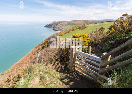 Holztor führen auf die Cardigan Bay Coastal Path. Penbryn Beach ist in der Ferne zu sehen. Stockfoto