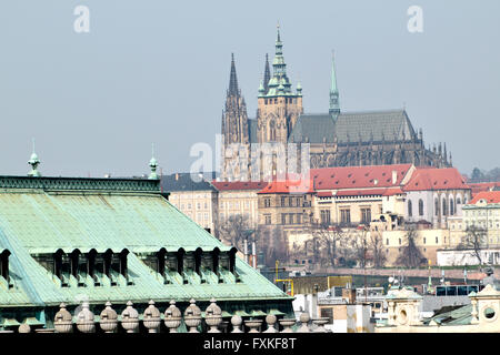 Prag, Tschechische Republik. St Vitus Cathedral gesehen Hlavni Nadrazi Bahnhof Stockfoto