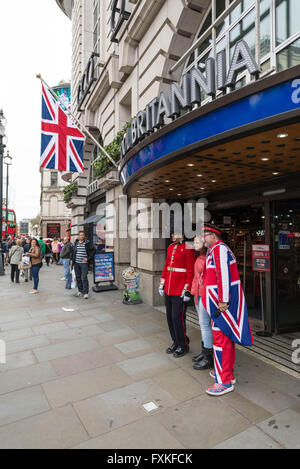 Kostümierte gruss Party im Cool Britannia Souvenir shop Piccadilly Circus. Stockfoto