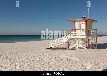 Strandwache an den weißen Sandstränden in Fort Walton Beach, Florida. Stockfoto