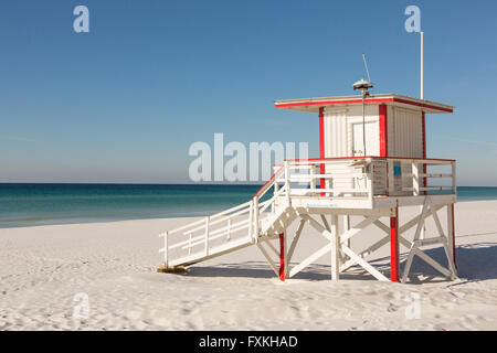 Strandwache an den weißen Sandstränden in Fort Walton Beach, Florida. Stockfoto