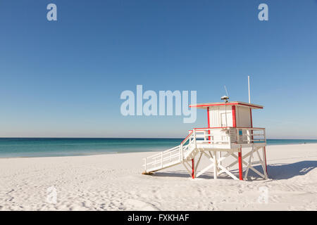 Strandwache an den weißen Sandstränden in Fort Walton Beach, Florida. Stockfoto