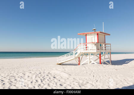 Strandwache an den weißen Sandstränden in Fort Walton Beach, Florida. Stockfoto