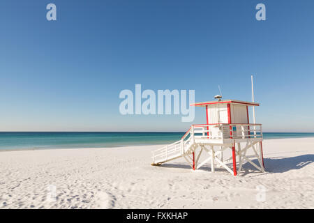 Strandwache an den weißen Sandstränden in Fort Walton Beach, Florida. Stockfoto