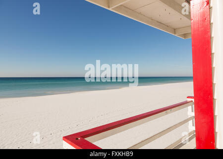 Blick auf den Ozean von eine Strandwache an den weißen Sandstränden in Fort Walton Beach, Florida. Stockfoto