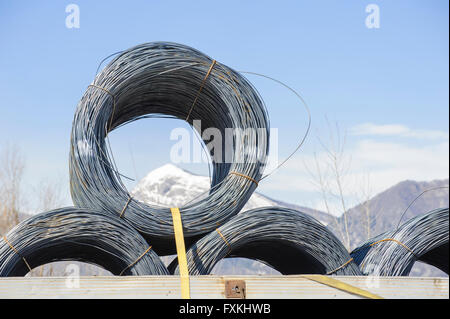 Stahldraht-Rollen. Stahldraht rollt Industriebau Produkte auf Transportanhänger. Stockfoto