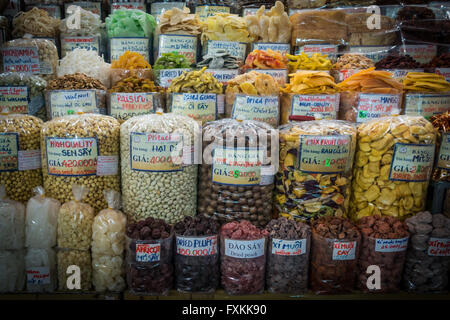 Getrocknete Lebensmittel auf Verkauf innen Binh Tay Markt, Ho-Chi-Minh-Stadt, Vietnam Stockfoto