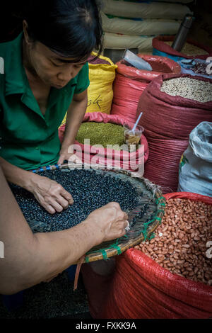 Menschen Probenahme Bohnen in Binh Tay Markt, Ho-Chi-Minh-Stadt, Vietnam Stockfoto