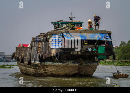 Das Leben auf dem Fluss, die Menschen auf einem traditionellen waren Boot - Chau Doc, Mekong Delta, Vietnam Stockfoto