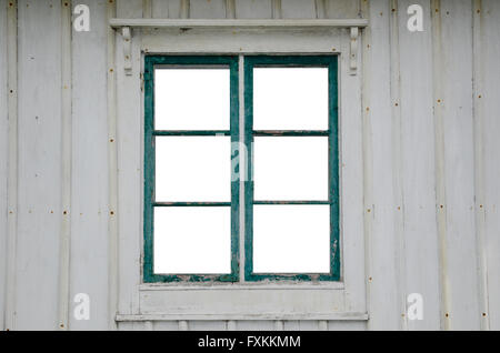 Schneiden Sie die Fensterscheiben in einem alten verwitterten Fenster auf ein Holzbrett-Fassade Stockfoto