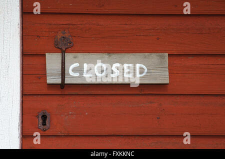 Nahaufnahme eines Jahrgangs geschlossen Schild an einer Tür mit einem alten rostigen Türgriff Stockfoto