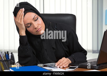 Arabisch, Geschäftsfrau gestresst. Stockfoto