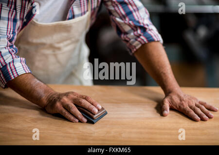 Tischler Holz reiben mit Schleifklotz Stockfoto